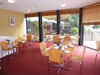 Dingley International Hotel - Accommodation Noosa 3