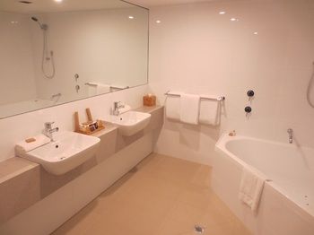 Dingley International Hotel - Accommodation Noosa 8
