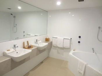 Dingley International Hotel - Accommodation Noosa 9