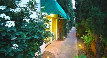 Darling Apartments - Accommodation Noosa 6