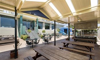 Pritchards Hotel - Accommodation Noosa 2