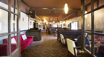 Parkway Hotel - Accommodation Noosa 4