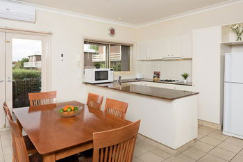 Apartments @ Kew Walpole Gardens - Kew Serviced Townhouses - Accommodation Noosa 9