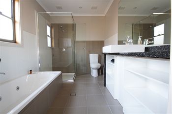 The Edgewater Bed & Breakfast - Accommodation Noosa 2