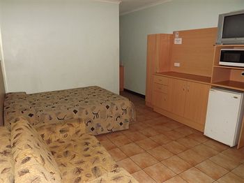 Palm Court Budget Motel Hostel/Backpackers - Accommodation Noosa 4