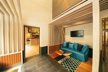 Brady Hotels - Accommodation Noosa 1
