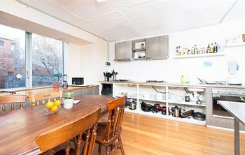 Barkly Backpackers - Hostel - Accommodation Noosa 2