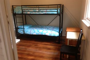 Oslo Hotel - Hostel - Accommodation Noosa 1