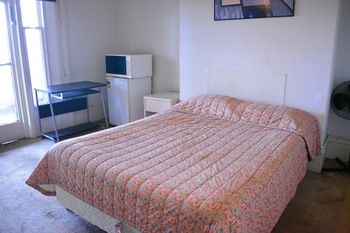 Oslo Hotel - Hostel - Accommodation Noosa 9