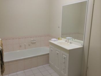 Australian Home Away Ringwood @ Bardia - Accommodation Noosa 1