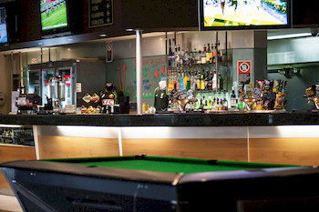 High Flyer Hotel - Accommodation Noosa 1