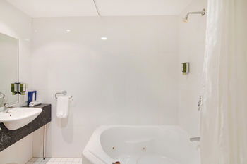 Quality Suites Boulevard On Beaumont - Accommodation Noosa 21
