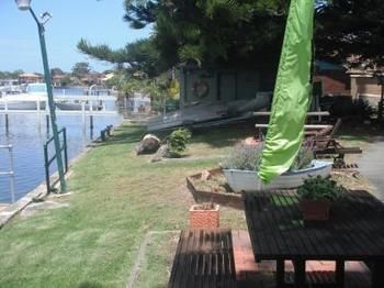 Black Swan Waterfront Motel - Accommodation Noosa 2