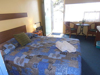 Black Swan Waterfront Motel - Accommodation Noosa 8