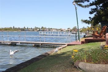 Black Swan Waterfront Motel - Accommodation Noosa 11
