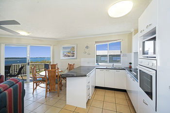 Sandy Shores Luxury Holiday Units - Accommodation Noosa 40