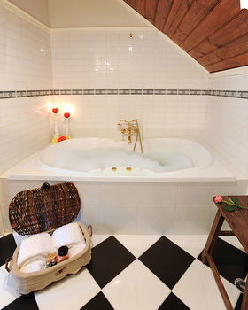 Mary Card's Coach House - Accommodation Noosa 5