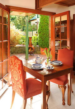 Mary Card's Coach House - Accommodation Noosa 6