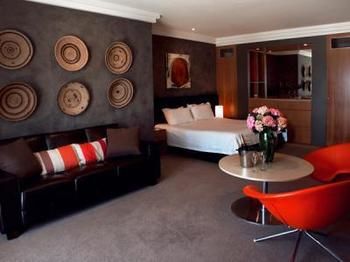 Hotel Ravesis - Accommodation Noosa 0