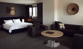 Hotel Ravesis - Accommodation Noosa 2