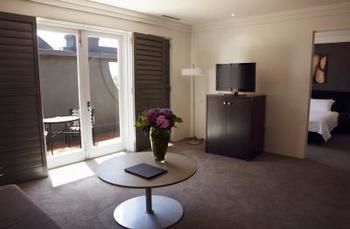 Hotel Ravesis - Accommodation Noosa 4