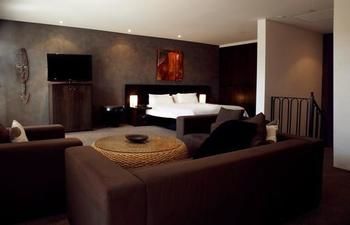 Hotel Ravesis - Accommodation Noosa 5