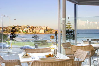 Hotel Ravesis - Accommodation Noosa 7