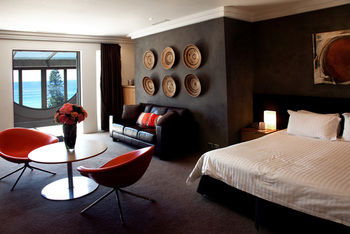 Hotel Ravesis - Accommodation Noosa 9