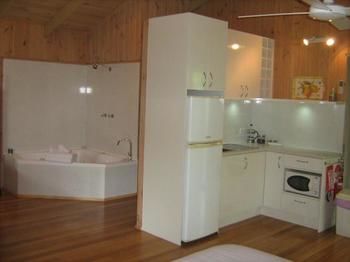 Belle's At Montville - Accommodation Noosa 7