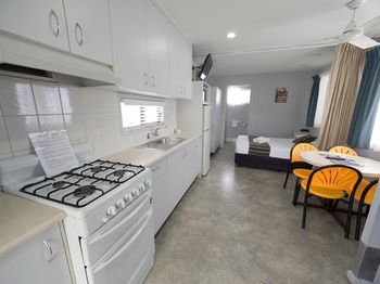 Alex Beach Cabins - Accommodation Noosa 32