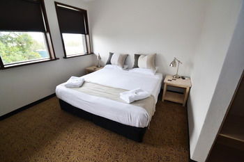 Crossroads Hotel Liverpool - Accommodation Noosa 2