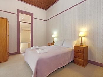 The Victoria & Albert Guesthouse - Accommodation Noosa 4