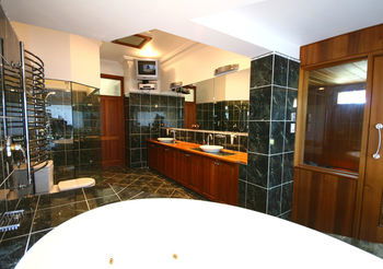 Relaxin - Accommodation Noosa 0