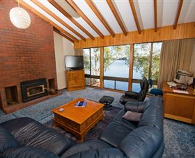 Waterside Accommodation - Derwent Retreat - Accommodation Noosa 1