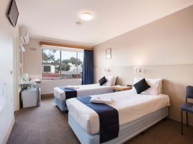 Carlyle Hotel - Accommodation Noosa 2