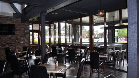 Brougham Arms Hotel - Accommodation Noosa 2