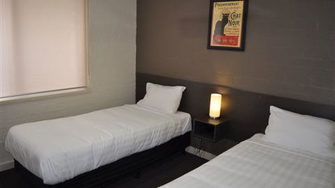 Brougham Arms Hotel - Accommodation Noosa 7