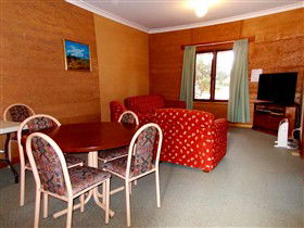 Mud Hut Motel - Accommodation Noosa 2