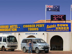 Radeka Downunder Underground Motel And Backpacker Inn - Accommodation Noosa 0