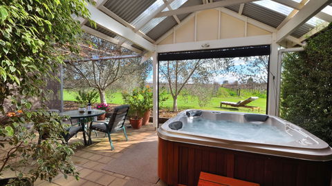 Stephanette's Cottage - Accommodation Noosa 2