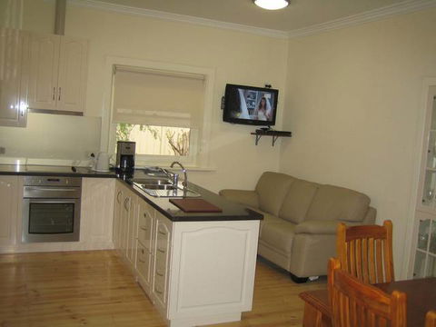MacDonnell House (Naracoorte Cottages) - Accommodation Noosa 3