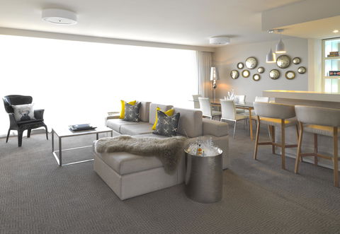 QT Canberra - Accommodation Noosa 7