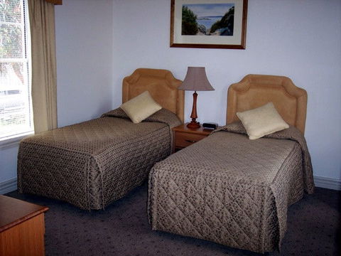 Ross Motel & Caravan Park - Accommodation Noosa 1