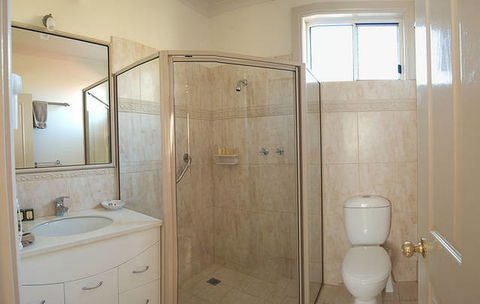Ross Motel & Caravan Park - Accommodation Noosa 2