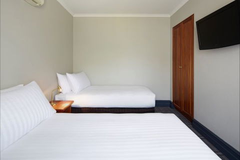 Brassey Hotel - Accommodation Noosa 7