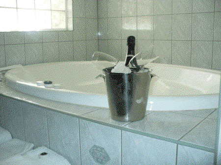 Charles Rasp Motor Inn And Cottages - Accommodation Noosa 2