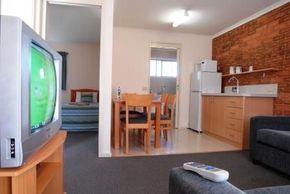 Tea House Motor Inn - Accommodation Noosa 2