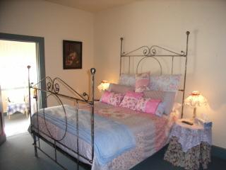 All Saints And Sinners Colonial B&B - Accommodation Noosa 2