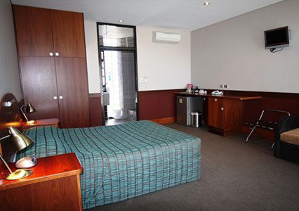 Highlander Hotel Bar Kitchen Rooftop - Accommodation Noosa 2