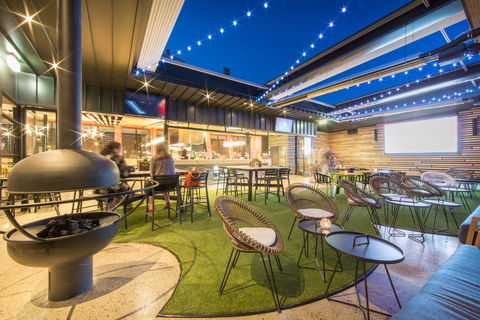 Highlander Hotel Bar Kitchen Rooftop - Accommodation Noosa 7
